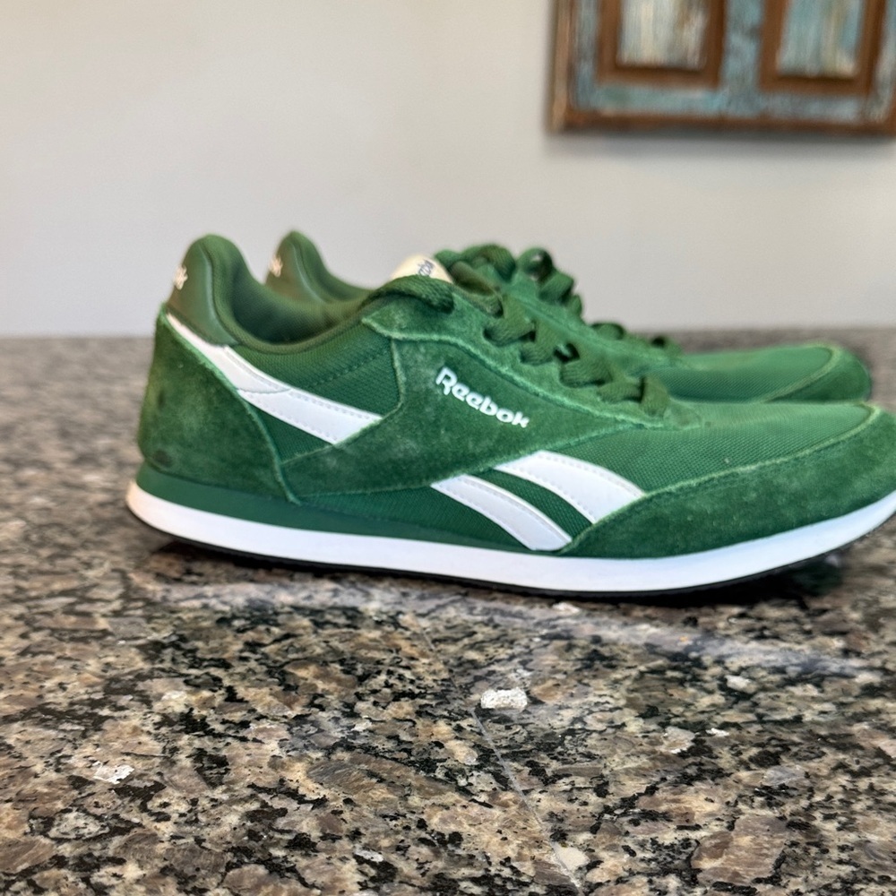 Reebok leather Classic Green and White Sneakers EUC 8.5